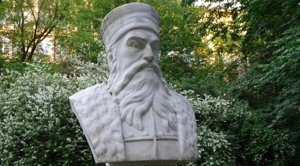  Popiersie Konstantego Ostrogskiego z jego pomnika w parku Jordana w Krakowie.  