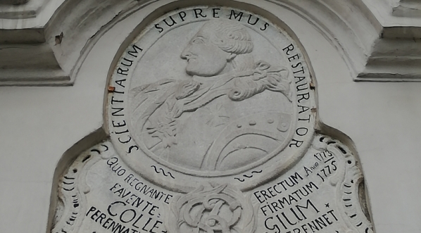  Portret Stanisława II Augusta nad bramą dawnego alumnatu w Trzemesznie.  