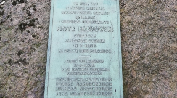  Tablica ku czci Piotra Bardowskiego w miejscu gdzie stał jego dom w Warszawie.  
