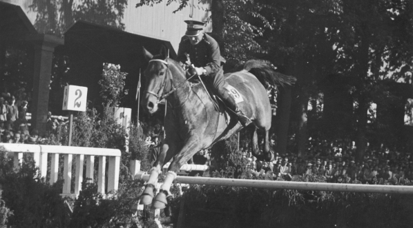  Międzynarodowe Zawody Hippiczne na hipodromie w Łazienkach Królewskich w Warszawie w czerwcu 1937 r.  