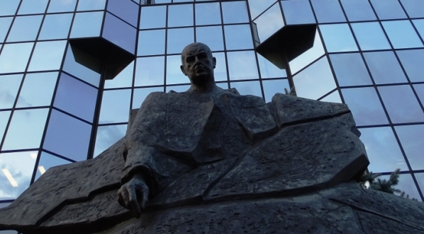  Pomnik Stefana Starzyńskiego na placu Bankowym w Warszawie.  