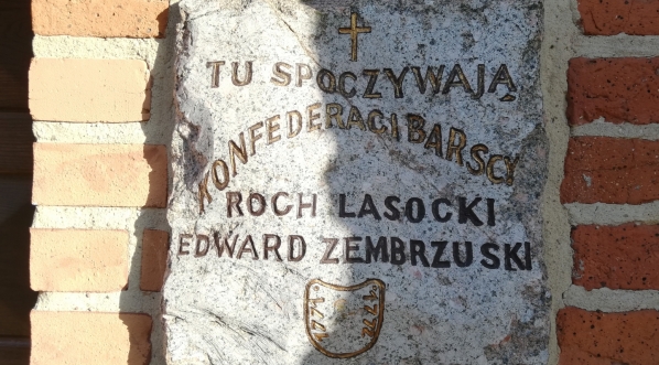  Inskrypcja sepulkralna ku czci konfederatów barskich - Rocha Lasockiego i Edwarda Zembrzuskiego w ścianie kościoła obronnego w Brochowie.  