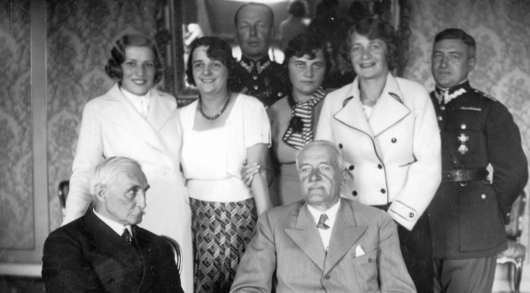  Twórca popiersia prezydenta Ignacego Mościckiego  Stanisław Lewandowski w towarzystwie prezydenta RP  i jego rodziny w październiku 1933 r.  