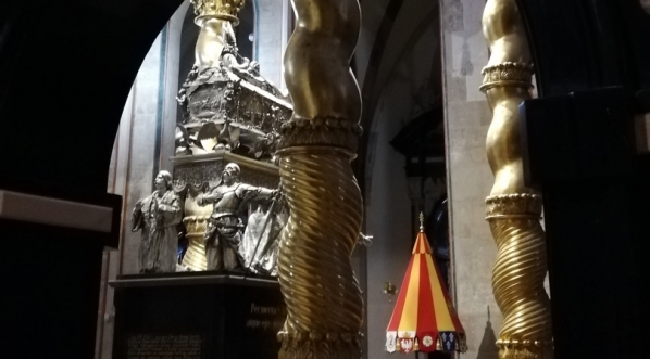  Konfesja Św. Wojciecha w Archikatedrze Gnieźnieńskiej, widok od strony pomnika Prymasa Wyszyńskiego.  