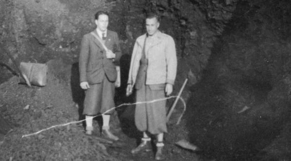  Geolodzy Tadeusz Bocheński i Henryk Świdziński w nierozpoznanym wyrobisku.  