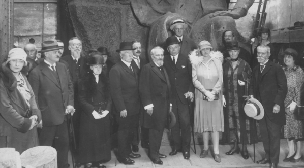  Uczestnicy uroczystości z okazji odlania w brązie pomnika Fryderyka Chopina w pracowni Barbedienne'a w Paryżu w lipcu 1926 r.  