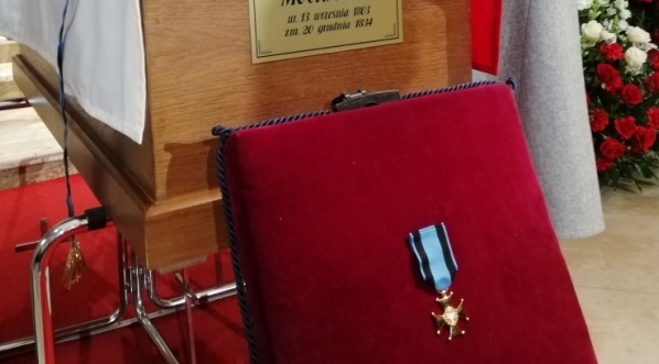  Poduszka ze złotym krzyżem Orderu Virtuti Militari przed trumną Maurycego Mochnackiego.  