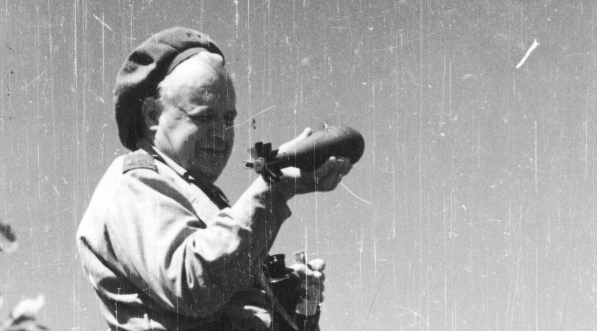  Melchior Wańkowicz ogląda niemiecki pocisk moździerzowy wystrzelony w trakcie bitwy o Monte Cassino w 1944 r.  