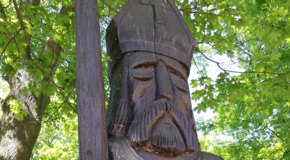  Figura Św. Wojciecha Sławnikowica, element ołtarza przy którym Mszę Św. odprawił Św. Jan Paweł II podczas swojej pielgrzymki do kraju, w Sopocie, 5 czerwca 1999.  