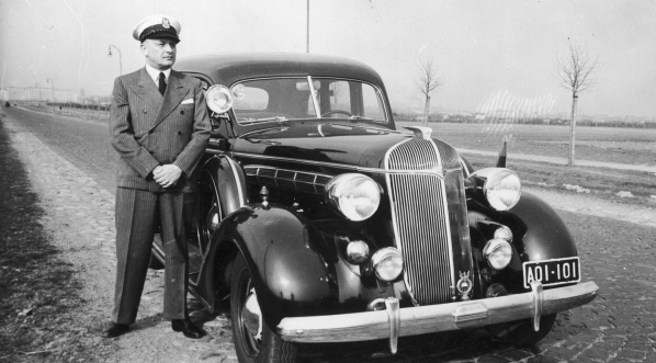 Prezes Komisji Sportowej Automobilklubu Polskiego Janusz Regulski przy samochodzie w kwietniu 1938 r.  