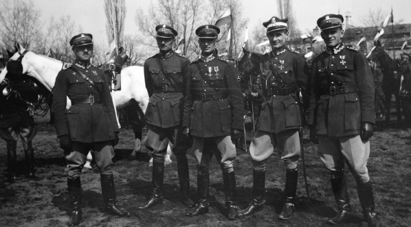  Oficerowie i żołnierze Szwadronu Przybocznego Naczelnika Państwa na terenie koszar w Warszawie w 1923 roku.  