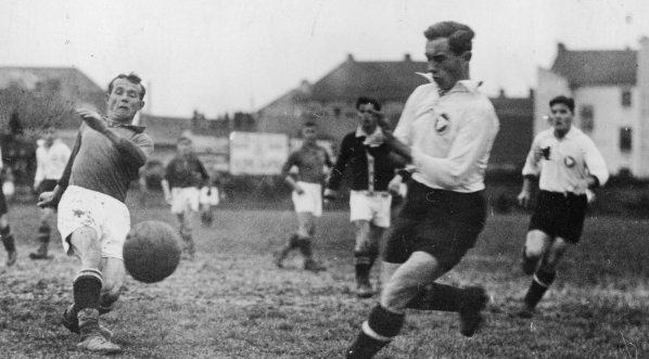  Mecz piłki nożnej Garbarnia Kraków - Wisła Kraków w Krakowie w listopadzie 1935 r.  