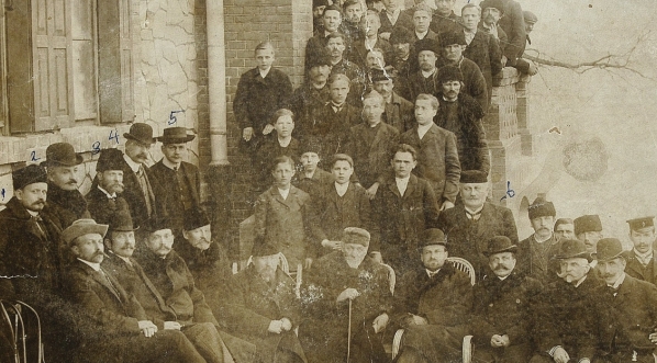  Kursy rolnicze w Nałęczowie - grupa wykładowców i działaczy rolniczych oraz uczestników kursu, 1908 r.  