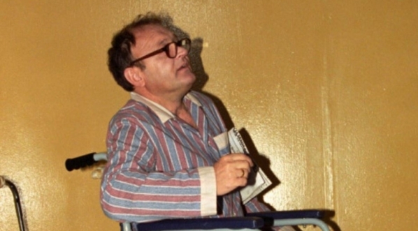  Maciej Damięcki w trakcie realizacji serialu "Dom" w 1996 roku.  