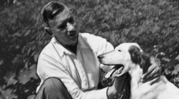  Zygmunt Nowakowski ze swoim psem w 1933 roku.  