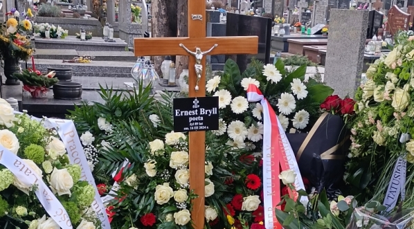  Grób Ernesta Brylla na cmentarzu przy Wałbrzyskiej w Warszawie w dniu pogrzebu 25 marca 2024 roku.  