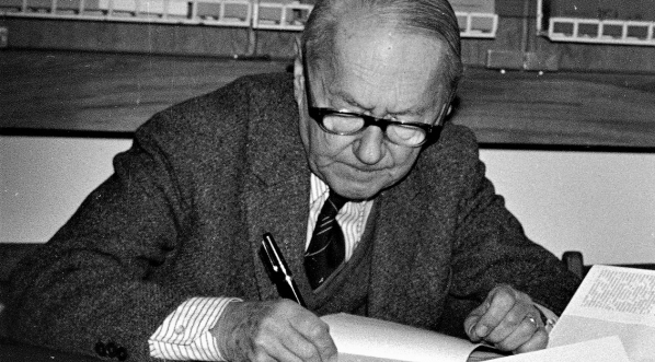  Pisarz Andrzej Kuśniewicz podpisuje książki, 13.01 1980 r. .  