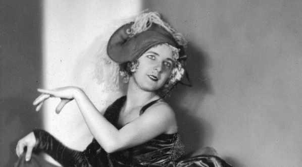  Halina Szmolcówna w pozie baletowej.  