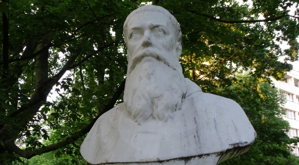  Popiersie Augustyna Kordeckiego z jego pomnika w parku Jordana w Krakowie.  