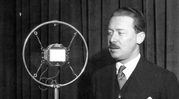 Prezes Henryk Gruber w studiu Polskiego Radia podczas odczytu dotyczącego oszczędzania, listopad 1931 r.  