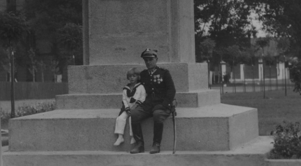  Wnuk i prawnuk gen. Józefa Dwernickiego pod pomnikiem swojego przodka w Suwałkach.  