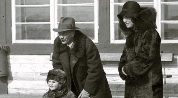  Marszałek Sejmu Kazimierz Świtalski z żoną i synem na spacerze w Warszawie w marcu 1931 roku.  