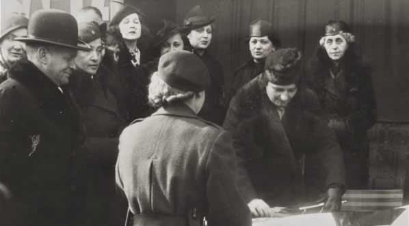  Wręczenie sztandaru chorzowskiemu oddziałowi Przysposobienia Wojskowego Kobiet 13.02.1938 r.  