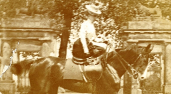  Julia Puszetowa podczas jazdy na koniu.  