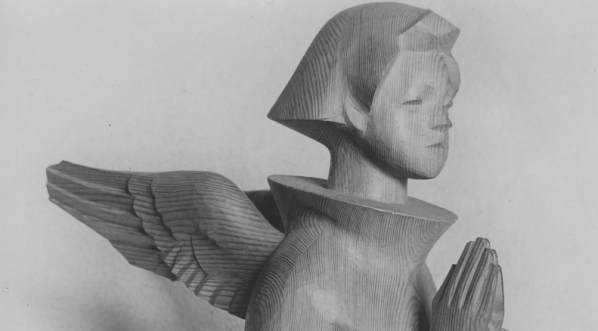  Rzeźba dłuta Jana Szczepkowskiego "Anioł".  