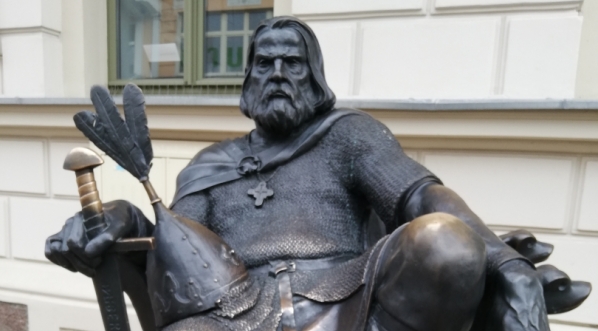  Pomnik Bolesława Chrobrego przed Starym Ratuszem w Gnieźnie.  