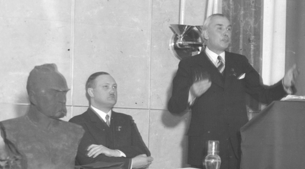  Senator Alojzy Pawelec wygłasza przemówienie na zjeździe działaczy wiejskich Obozu Zjednoczenia Narodowego w Katowicach 10.04.1939 r.  