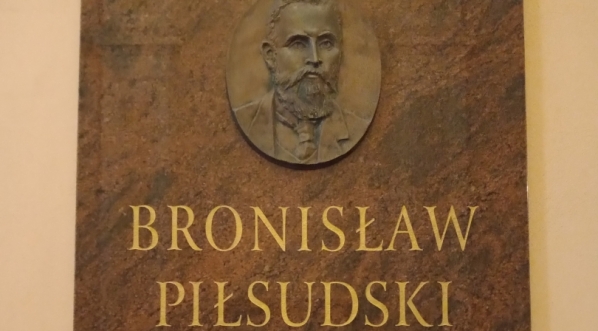  Tablica ku czci Bronisława Piłsudskiego w budynku PAU w Krakowie.  