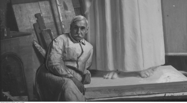  Stanisław Lewandowski, artysta rzeźbiarz w swojej pracowni przed modelem gipsowym statuy Chrystusa Króla przeznaczonej na grób rodziny Emila Wedla.  