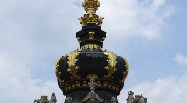  Zwieńczenie Bramy Koronnej Zwingera w Dreźnie z widocznymi polskimi orłami i koroną królewską.  