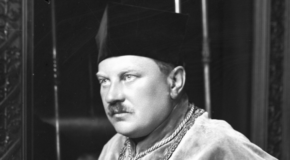  Władysław Szafer - botanik, profesor i rektor Uniwersytetu Jagiellońskiego, wiceprezes PAU w uroczystym stroju akademickim.  