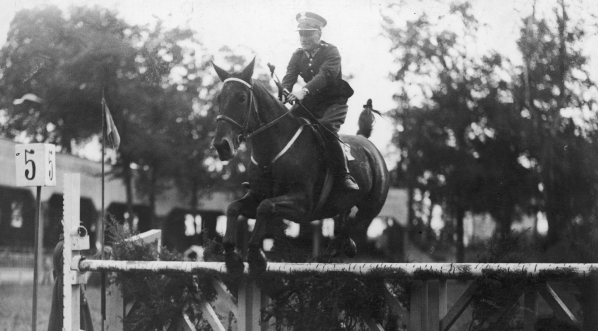 Porucznik Tadeusz Sokołowski w skoku przez przeszkodę podczas IV Jeździeckich Mistrzostw Polski na hipodromie w Łazienkach Królewskich w Warszawie w październiku 1934 r.  