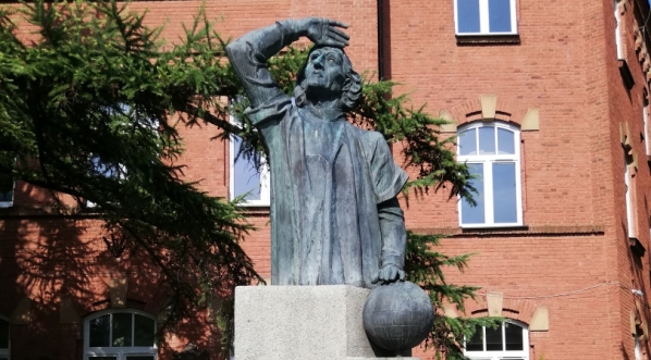  Pomnik Mikołaja Kopernika w Krośnie.  