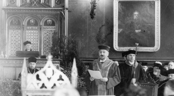  Uroczystość wręczenia Uniwersytetowi Jagiellońskiemu w Krakowie medalu pamiątkowego Uniwersytetu Karola w Pradze w styczniu 1934 roku.  
