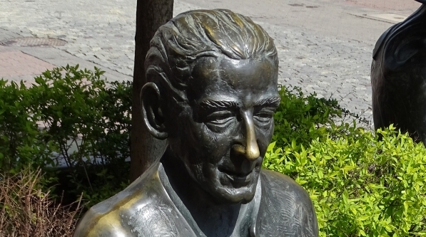  Jan Brzechwa na "Ławce poetów" w Tarnowie.  