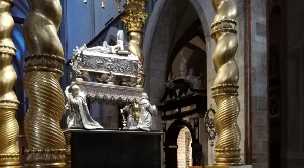  Konfesja Św. Wojciecha w Archikatedrze Gnieźnieńskiej, widok od strony Kaplicy Kołudzkich.  