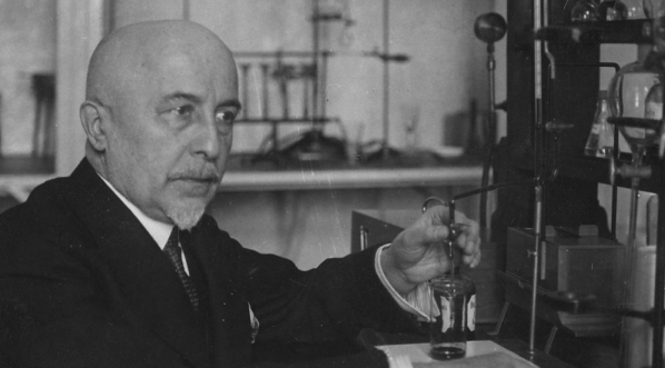  Prof. Włodzimierz Sieradzki w pracowni naukowej.  