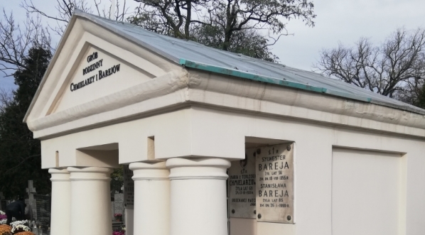  Kaplica grobowa Barejów na Cmentarzu Czerniakowskim w Warszawie - miejsce pochówku Stanisława, reżysera, a także jego rodziców i dalszej rodziny.  