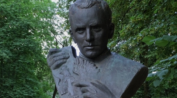  Pomnik księdza Władysława Gurgacza w parku Jordana w Krakowie.  