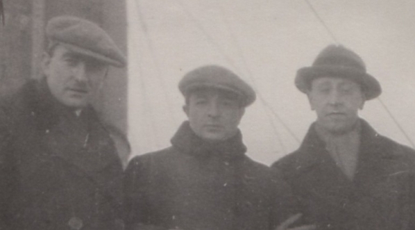  Paweł Kochański z Karolem i Arturem Rubinsteinem na statku "Carmania".  