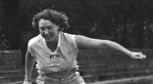  Halina Konopacka w biegu przez płotki w 1926 r.  