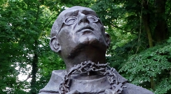  Popiersie św. Maksymiliana Kolbe w Parku Jordana w Krakowie.  