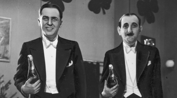  Aleksander Żabczyński i Kazimierz Krukowski  w komedii muzycznej  "Piosenka o Nadinie" w Teatrze na Kredytowej w Warszawie w październiku 1934 roku.  