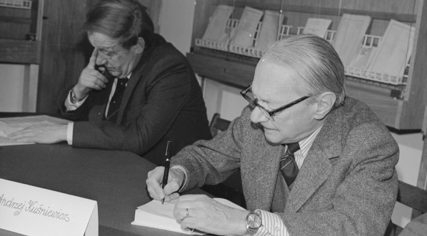  Pisarze podpisują książki na zakończenie konkursu "Złoty kłos dla twórcy - srebrny dla czytelnika" 13.01.1980 r.  