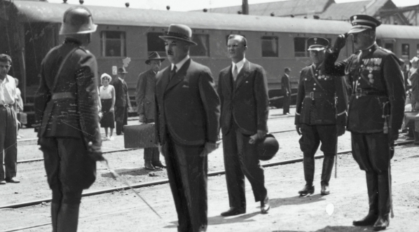  Powitanie nowo mianowanego wojewody stanisławowskiego Stefana Pasławskiego na dworcu kolejowym w Stanisławowie w 1936 roku.  