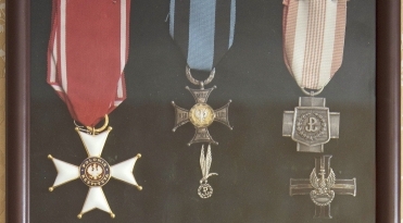  Gablota z odznaczeniami uzyskanymi przez por. Edwina Schellera, cichociemnego.  